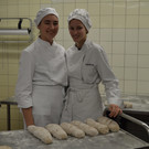 Brotbacken Laura und Nelly.JPG