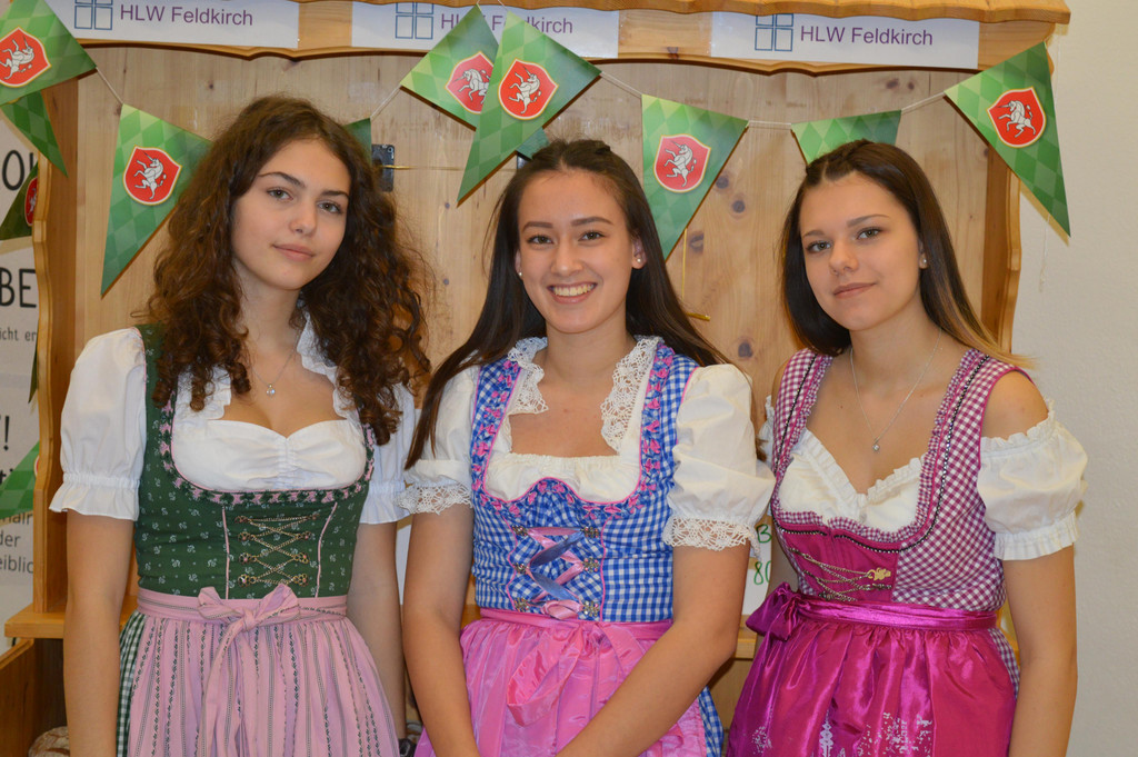 Brotverkauf Christina_ Luzia und Selina.JPG