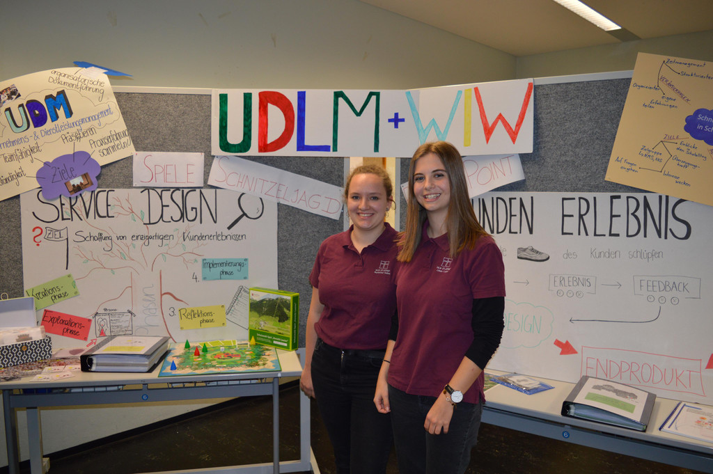 Sophie und Laura pr__sentieren die Wirtschaftswerkstatt.JPG