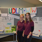 Sophie und Laura pr__sentieren die Wirtschaftswerkstatt.JPG