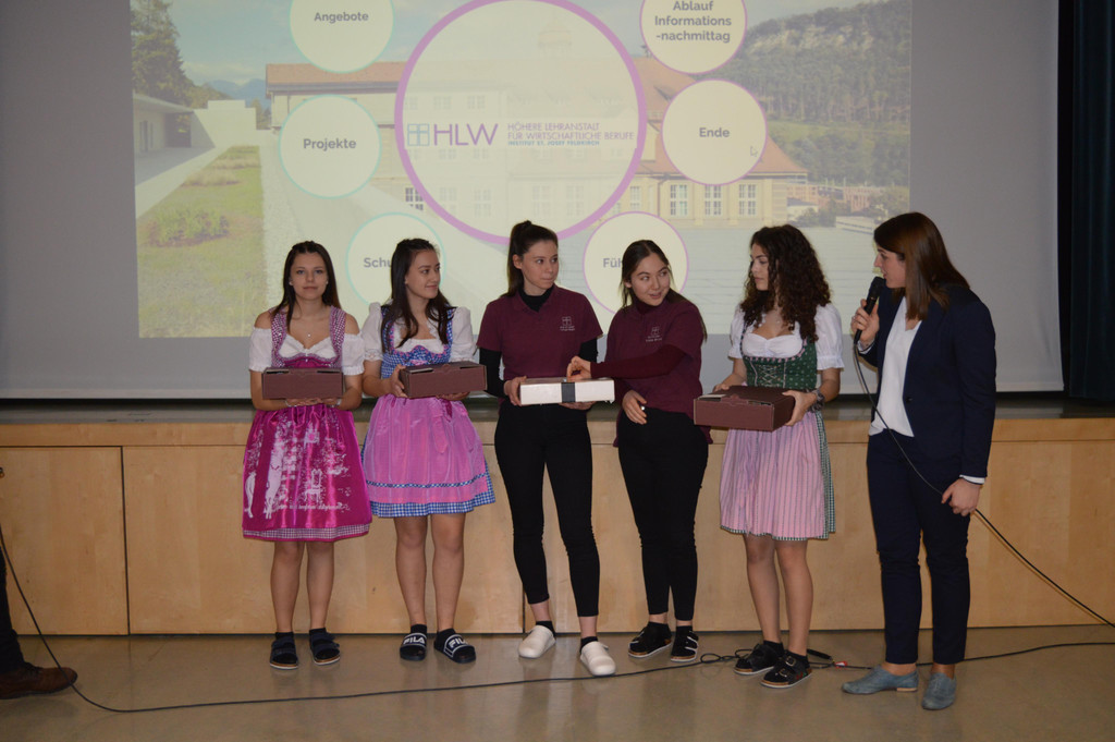 Tombola  Selina_ Luzia_ Beg__m_ Elvan_ Christina_ Hagen Silvia.JPG