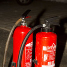 Altpapiercontrainer steht in Flammen