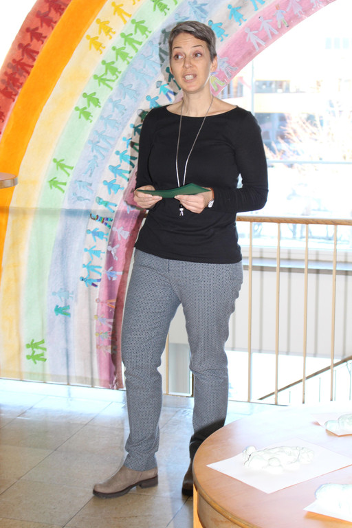 IMG_2293 Birgit Battlogg erlaeuterte die Entstehung des Kunstwerks der Schueler.JPG