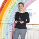 IMG_2293 Birgit Battlogg erlaeuterte die Entstehung des Kunstwerks der Schueler.JPG