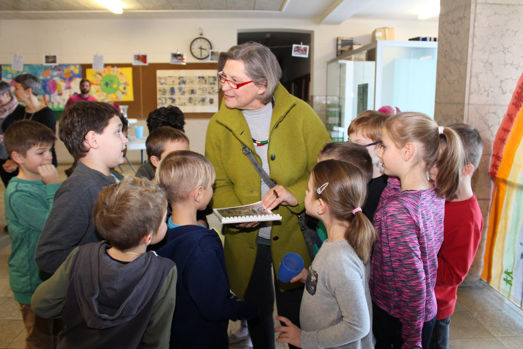 IMG_2307 Begeistert empfingen die Schulkinder die Kuenstlerin Theresia Bickel.JPG