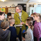 IMG_2307 Begeistert empfingen die Schulkinder die Kuenstlerin Theresia Bickel.JPG