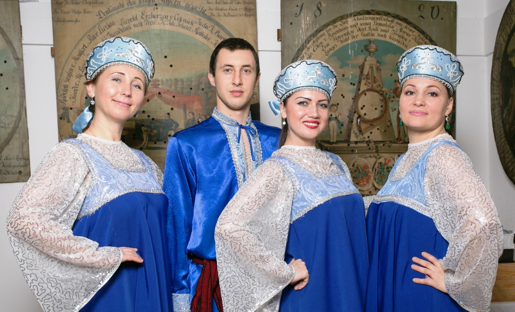 Kupalinka in russischer Tracht.jpg