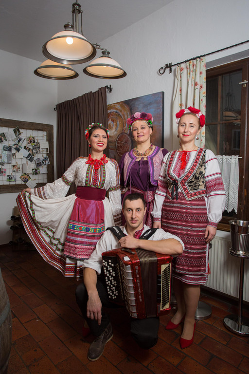 Kupalinka in ukrainischer Tracht.jpg