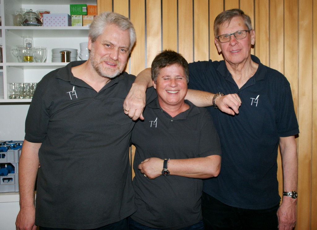 Das Team am der Theke.JPG