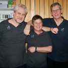 Das Team am der Theke.JPG