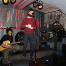 Tre Burt im Buntergrund