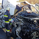 Unfall zwischen Lkw und Klein-Lke auf A21