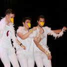 Drei wei__e Tauben auf der Ball-B__hne.JPG