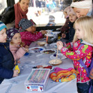 Basteln im Kinderzelt.JPG