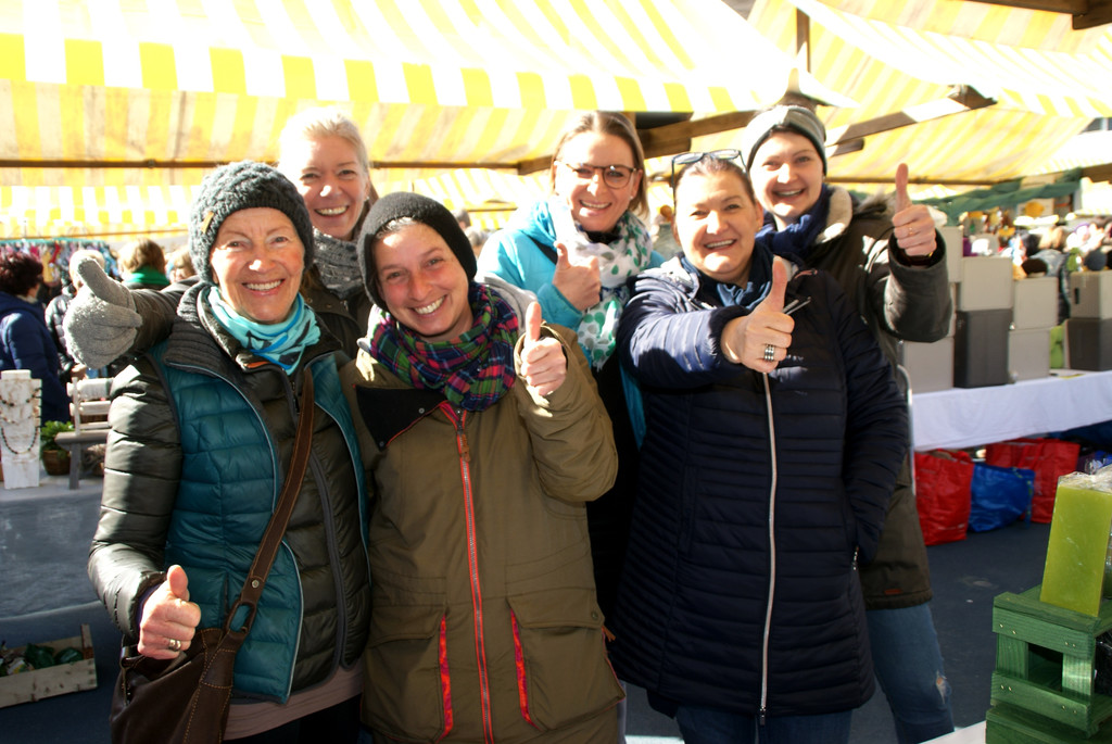 Silvia Hagspiel-Eisenhofer mit dem Uganda-Team.JPG