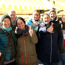 Silvia Hagspiel-Eisenhofer mit dem Uganda-Team.JPG