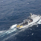 Brennendes Frachtschiff geht unter