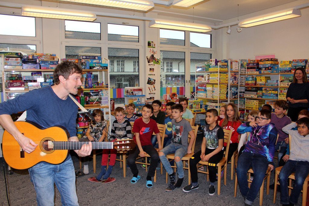 Lochau B__cherei LESUNG mit OLIVER SCHERZ f__r die Volksschule M__rz 2019 _14_.JPG
