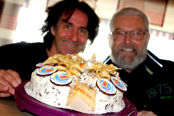 Zurcaroh SdH Torte mit Joe und Dieter.JPG