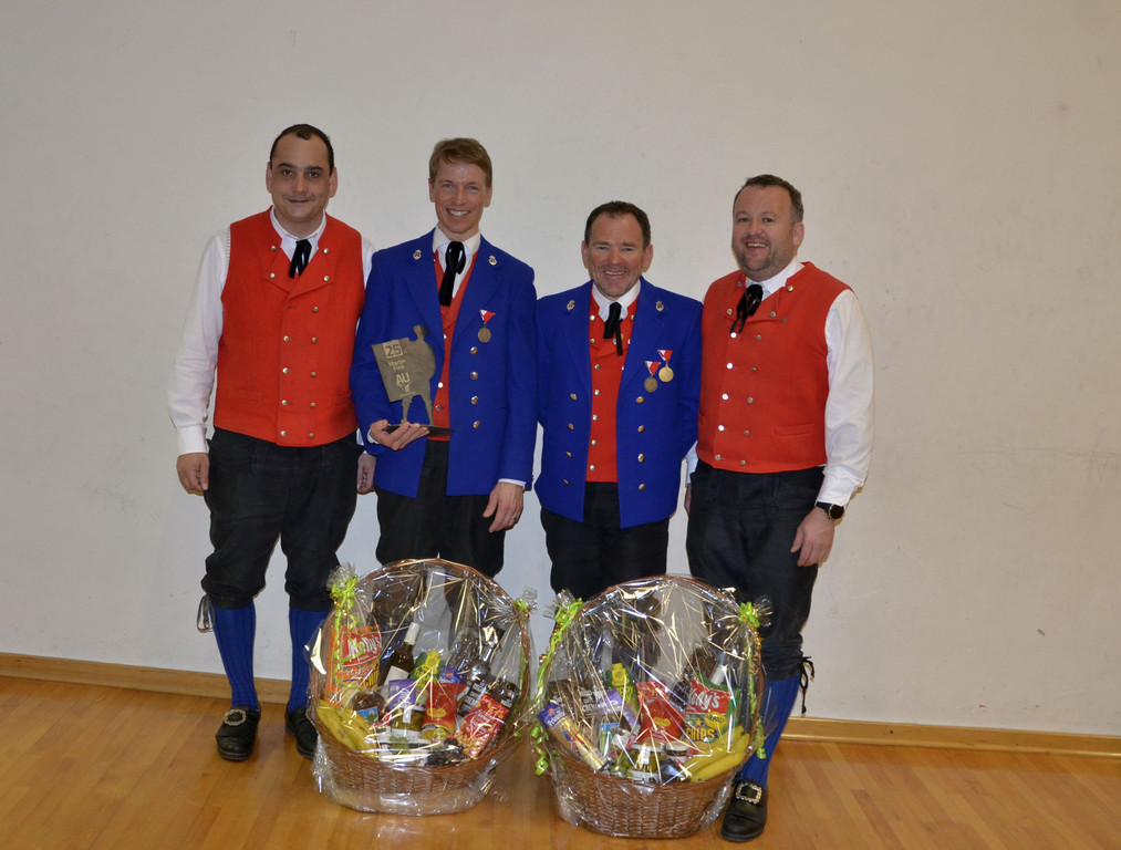 Kapellmeister Reinhard Fetz_ 25 Jahre Martin Fink_ 40 Jahre Gerhard Gasser_ Obmann Mathias Simma.jpg