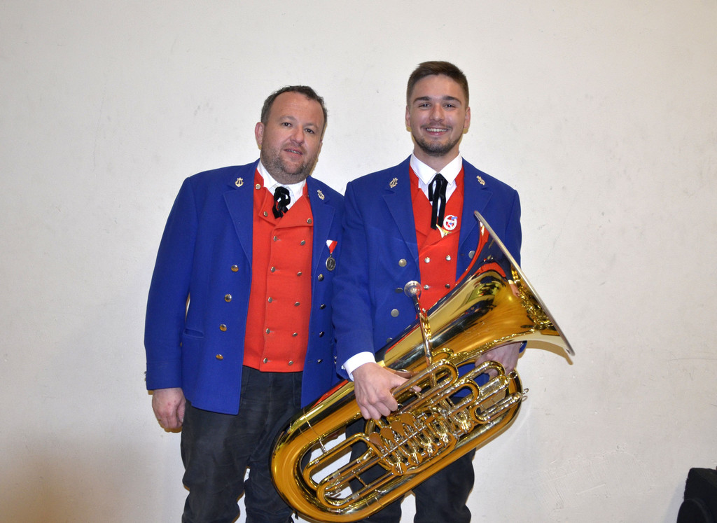 Obmann Mathias Simma gratuliert Gabriel Moosbrugger zum Goldenen Leistungsabzeichen.jpg