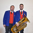 Obmann Mathias Simma gratuliert Gabriel Moosbrugger zum Goldenen Leistungsabzeichen.jpg