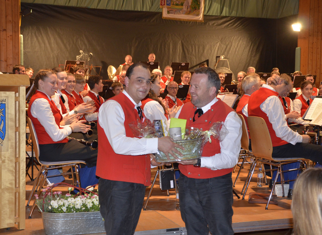 Obmann Mathias Simma __berreicht dem Kapellmeister Reinhard Fetz als Dankesch__n ein kleines Present.jpg