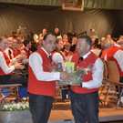 Obmann Mathias Simma __berreicht dem Kapellmeister Reinhard Fetz als Dankesch__n ein kleines Present.jpg
