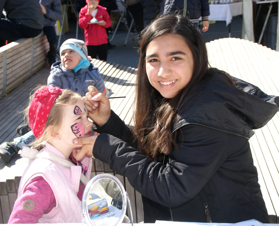 Sch__lerin Miray beim Kinderschminken.JPG