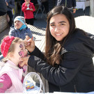 Sch__lerin Miray beim Kinderschminken.JPG