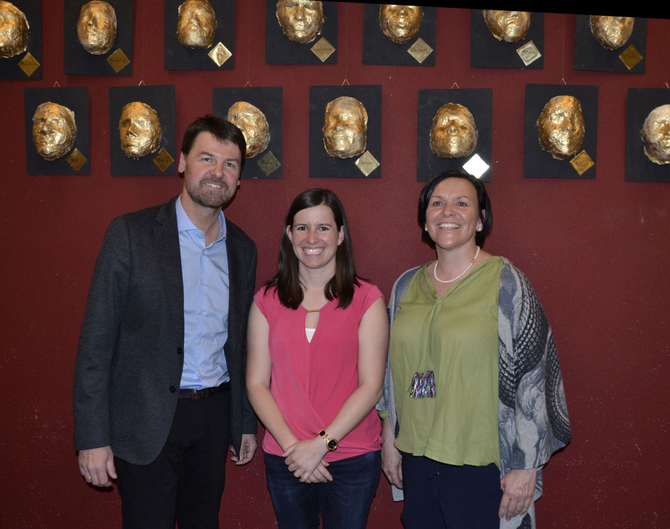 Direktor Dietmar Fetz mit den Klassenvorst__nden Silvia Bereuter und Susanne Stadelmann.jpg