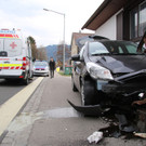 Auto kracht in Hauseingang