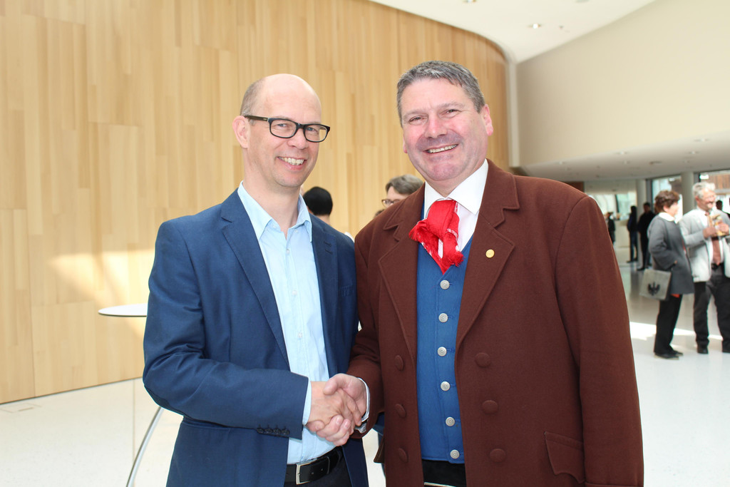 IMG_6104 Bezirkskapellmeister Manfred Laengle und Kapellmeister Christian Schneider.JPG