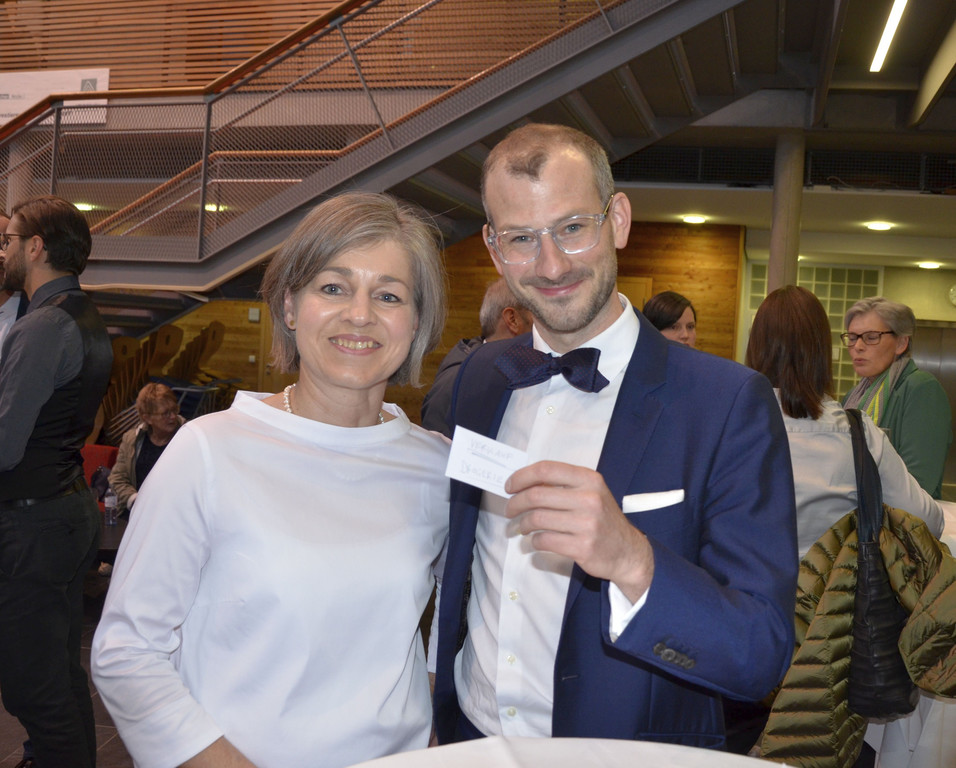 Fasziniert_ Gerda mit Illusionist Philipp Oberlohr.jpg