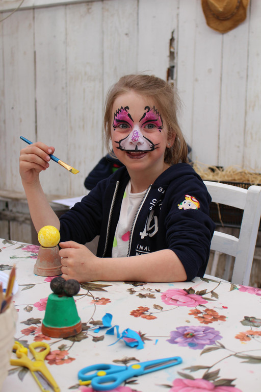 IMG_6127 Emma beim Ostereier bemalen.JPG