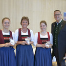 Damen der Trachtengruppe Mellau mit Landesrat Christian Bernhard.jpg