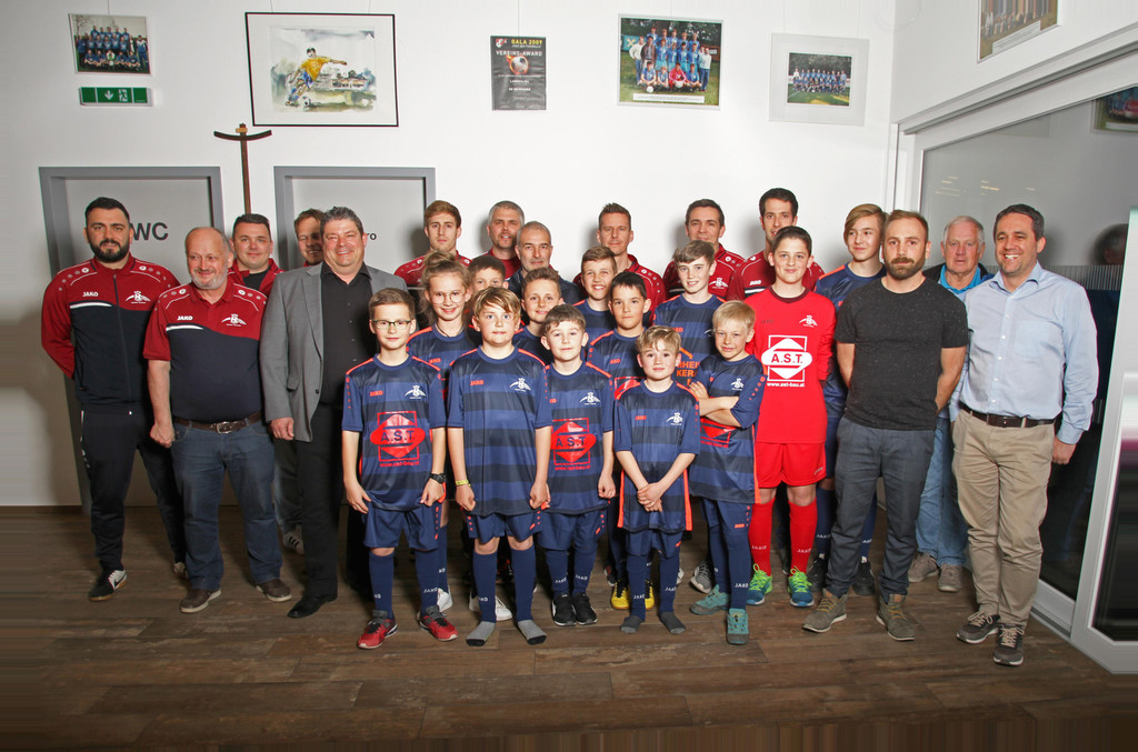 Gruppenfoto mit Sponsoren.jpg