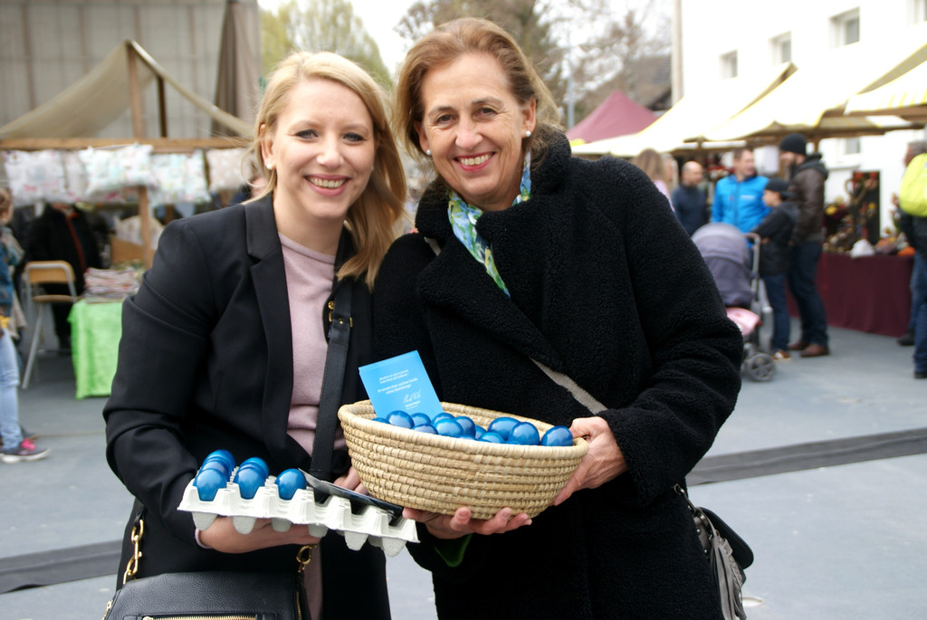 Nicola Hosp und Doris Dobros - unterwegs mit Ostereiern.JPG