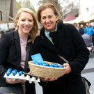 Nicola Hosp und Doris Dobros - unterwegs mit Ostereiern.JPG