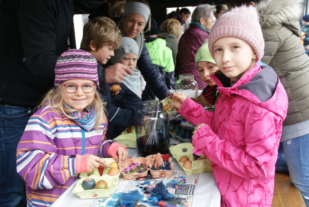 v_li_ Nora und Emilia im Osterbastel-Zelt.JPG