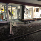 Lenker kracht in Schaufenster