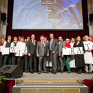 120 J Wr Rathauskeller_Mitarbeiter und Prominenz auf der B__hne_Copyright Gourmet.jpg