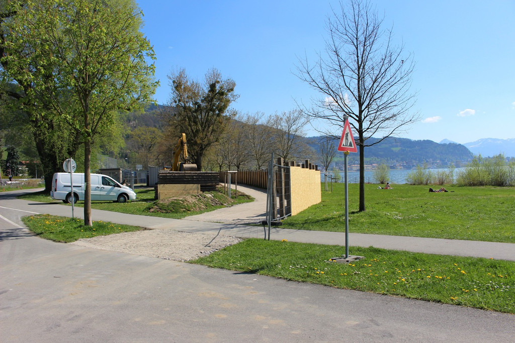 Hochwasserschutz am See SPERRE Baustra__e als UMLEITUNG April 2019 _1_.JPG