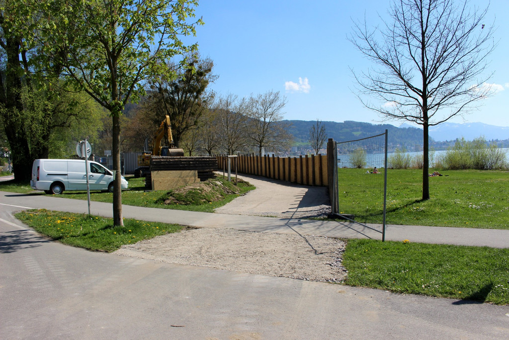 Hochwasserschutz am See SPERRE Baustra__e als UMLEITUNG April 2019 _3_.JPG