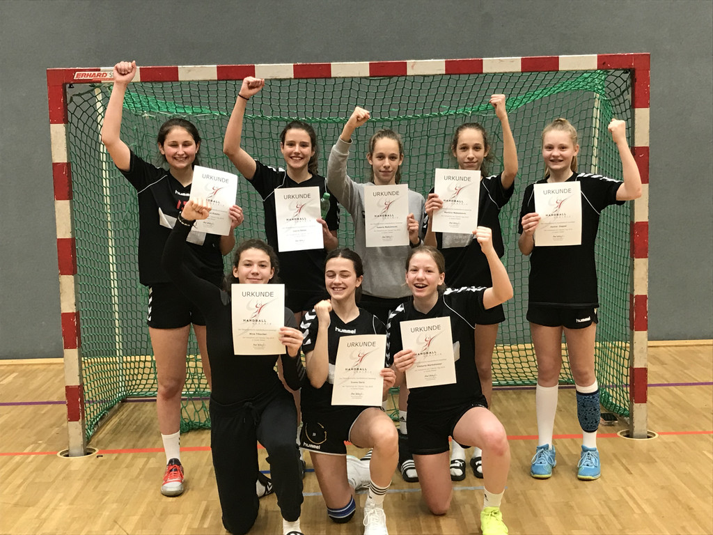 Alle SSV-Girls in Siegerpose.jpg