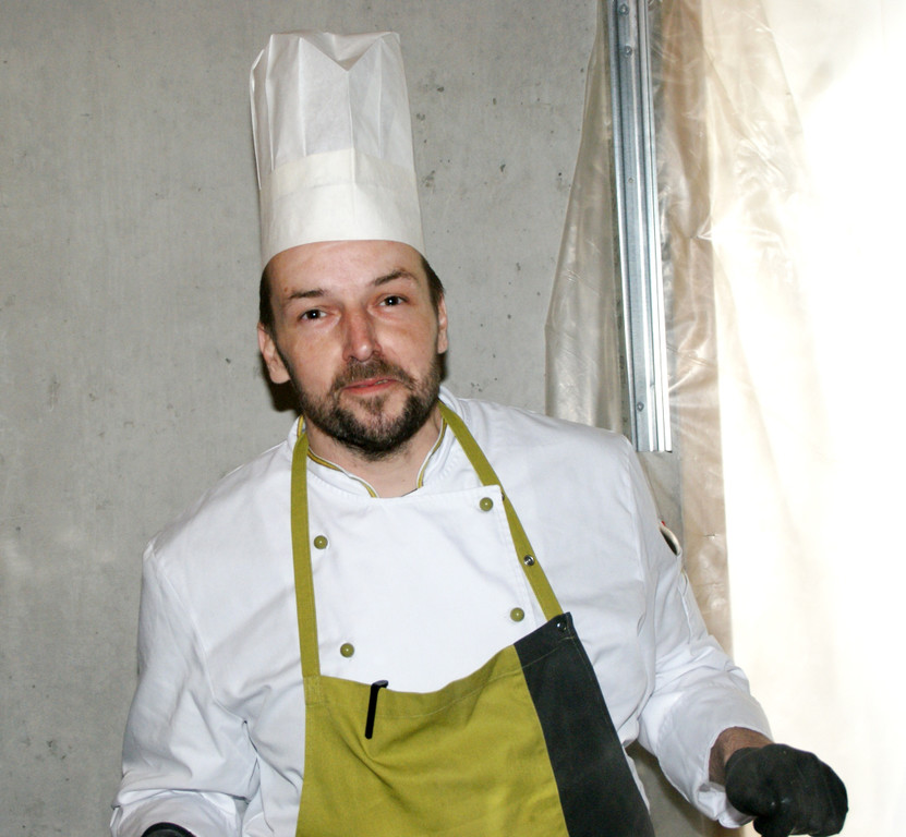 Ein Gru__ vom K__chenchef.JPG