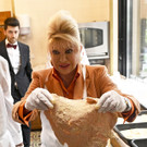 Ivana Trump klopft Schnitzel