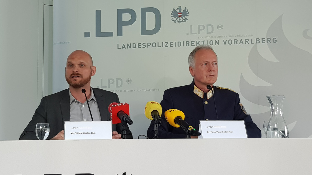 Landespolizeidirektor Hans-Peter Ludescher und Major Philipp Stadler 3.jpg