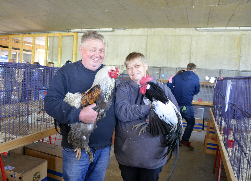 Peter und Daniela Beer mit ihren stolzen H__hnen.jpg