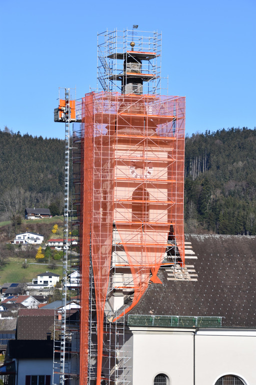 Kirchturm_Geruest mit Schutznetz.JPG